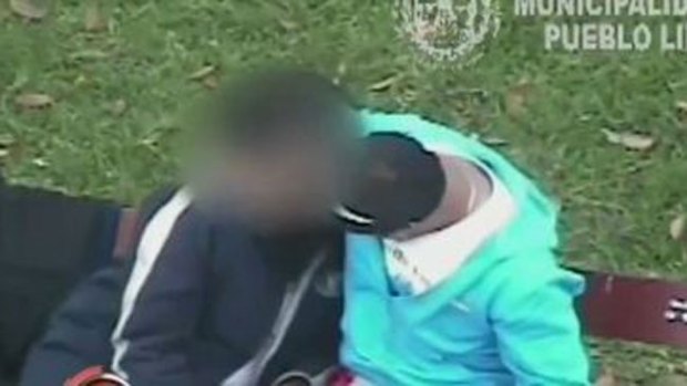 Video: Captan a profesor manoseando a alumna