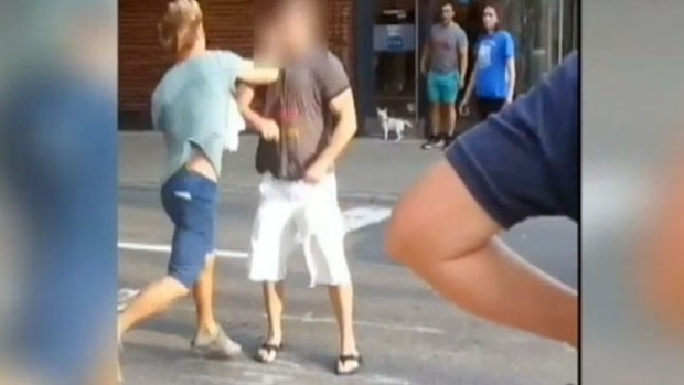 Video: Aterriza puñetazo y lo envía al hospital