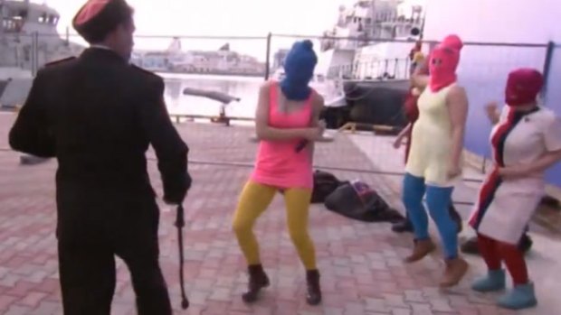 Video: Golpean con látigo a Pussy Riot