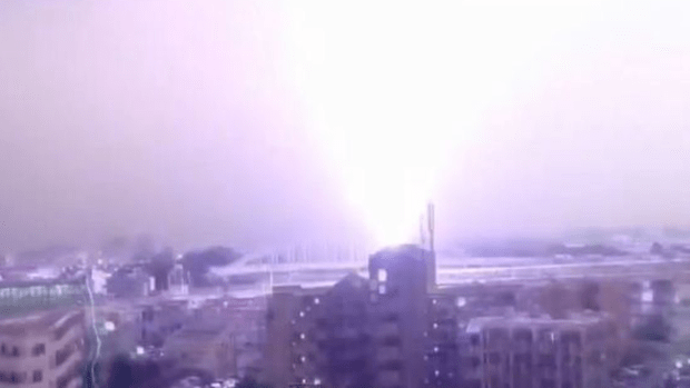 Video: Impactante rayo cae sobre un tren