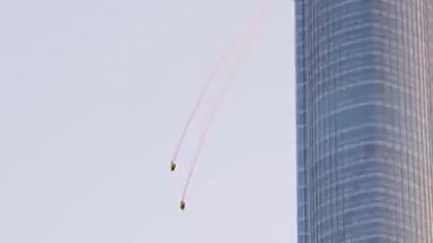 Video: Saltan desde la torre más alta del mundo