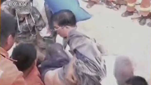 Video: Sacan viva a mujer entre los escombros