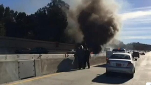 Video: Rescatan a anciano de un auto en llamas