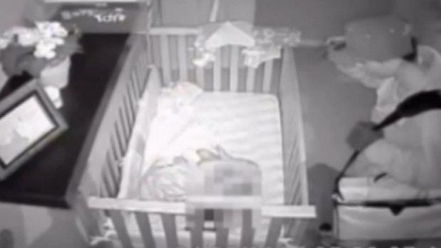 Video: Estremecedor video de bebé en peligro