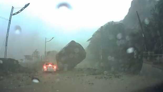 Video: Brutal impacto de roca a conductor