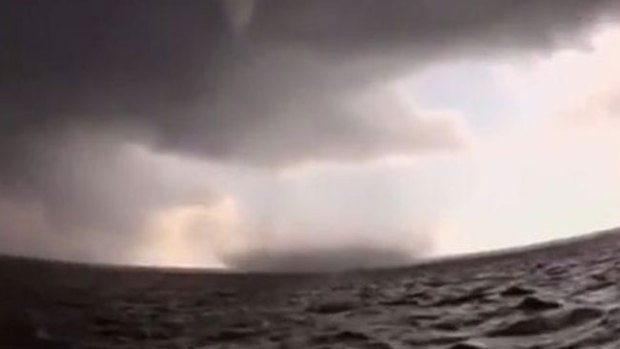 Video: Impactante: así nace un tornado marino