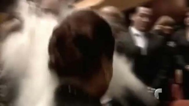 Video: Avientan cal al rostro de vicepresidenta