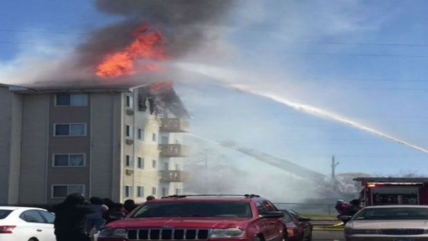 Más de 100 personas desalojadas tras voraz incendio en Waukegan