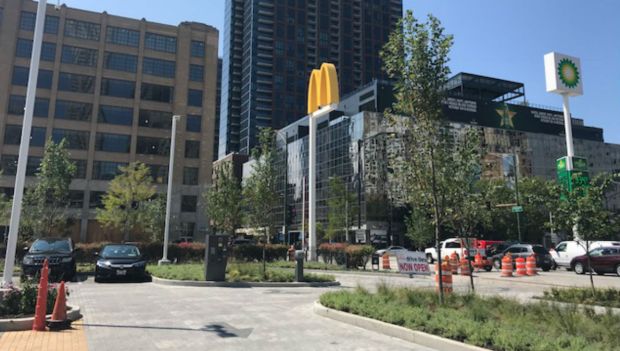 Mira dentro del nuevo McDonald’s en el centro de Chicago