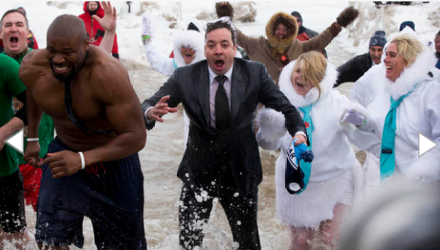 Video: Jimmy Fallon se avienta chapuzón polar