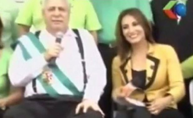Video: Alcalde toca muslos, glúteos y da besos