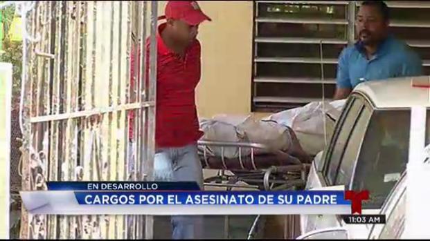 Cargos por el asesinato de su padre