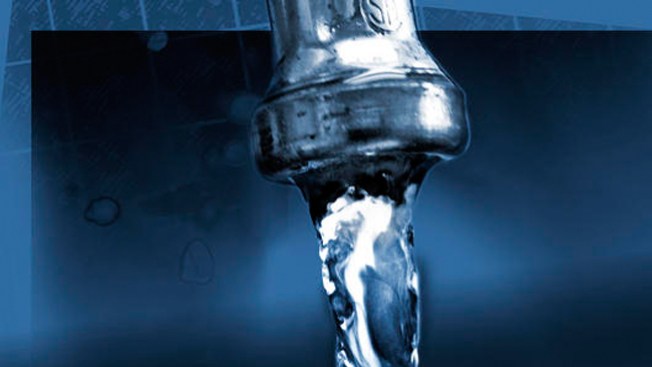 Advierten de no beber el agua