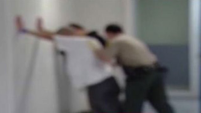Agentes detenidos por maltratar a presos