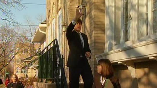 Blagojevich saliendo de casa