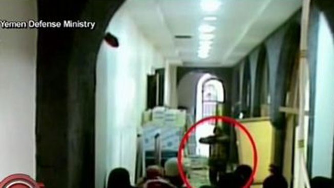 Arroja bomba en edificio y mata a 50