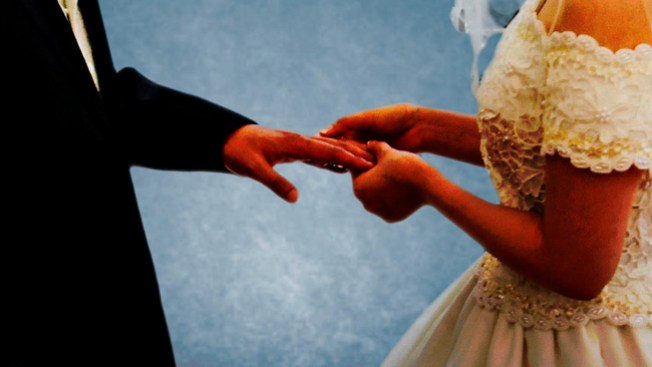 Dejan a decenas de parejas “vestidas y alborotadas”