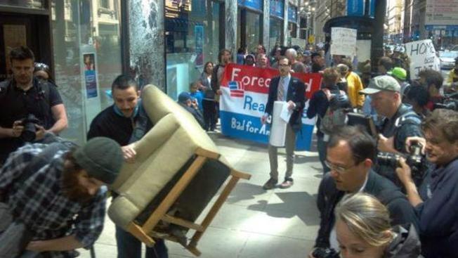 Sacan a protestantes de un banco