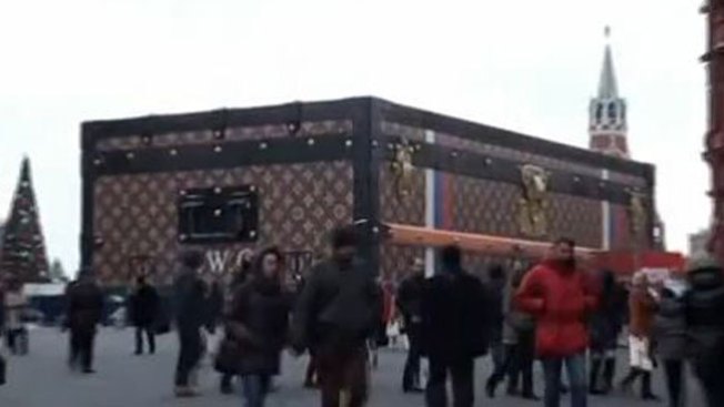 Aparece baúl gigante en plaza de Moscú