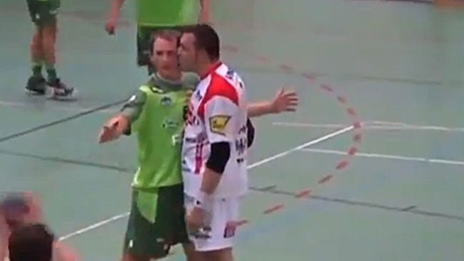 Tremendo "agarrón" por beso