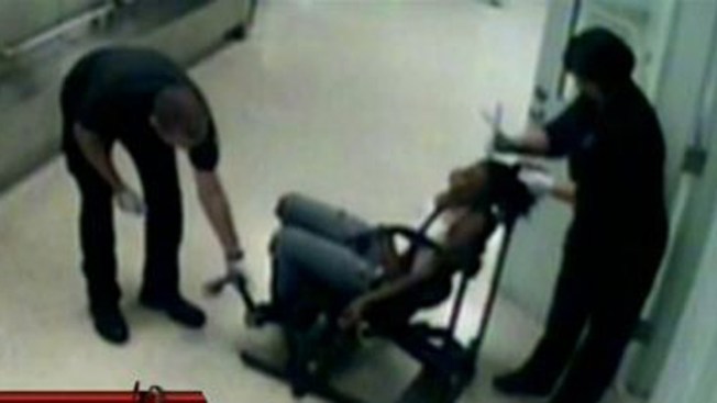 Policía corta pelo de presa a la fuerza