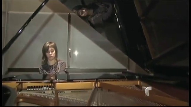 A prisión por molestar tocando el piano