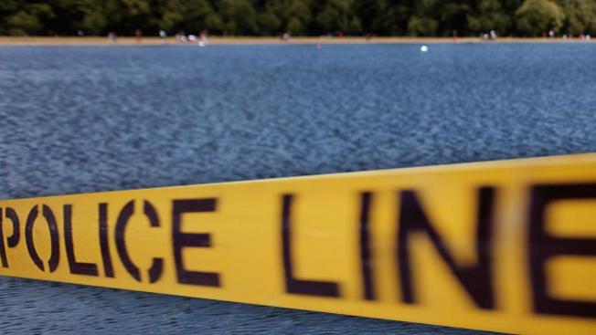 Salvan de ahogarse a hombre desnudo