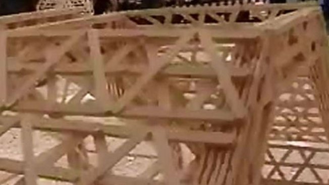 Construyen un puente con palillos