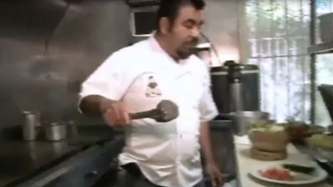 Chef cocina sopa de piedra contra el frío