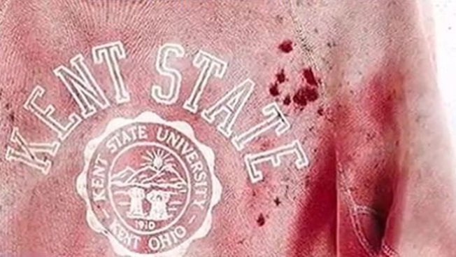 La tragedia tras esta sudadera con sangre