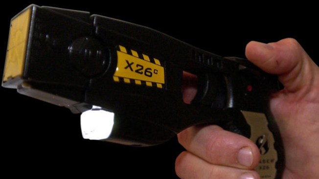 Usan pistola eléctrica contra mujer embarazada