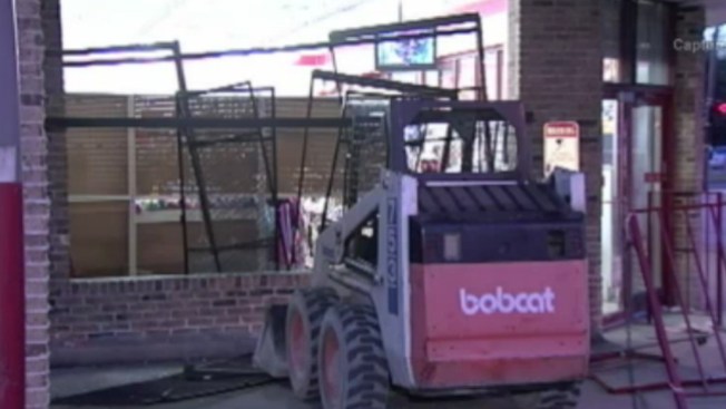 Roban mini tractor y asaltan tienda