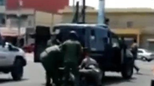 Policía venezolana da paliza a mujer