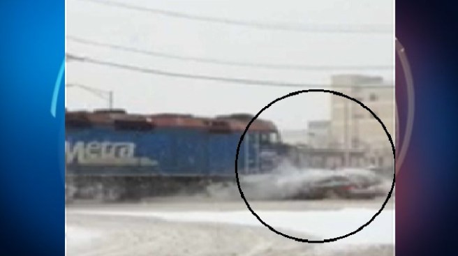 Auto impactado por tren en Des Plaines