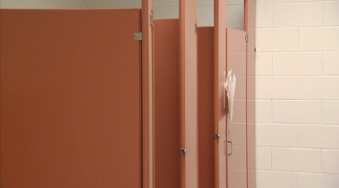 Peligroso juego en baños de escuela