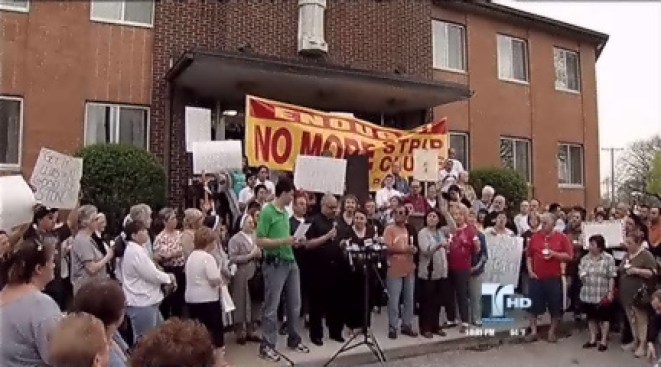 Cientos protestan por club nocturno