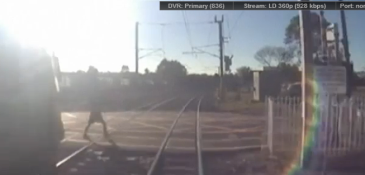 Video: Joven cruzó la vía al borde de la muerte