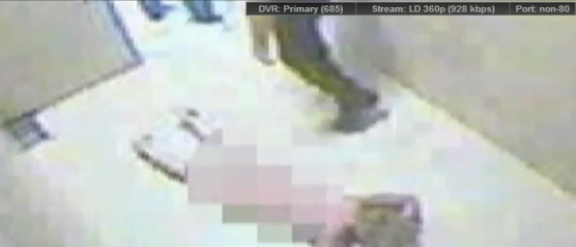Video: Desnudan a mujer en una celda